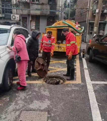 桂花社区：化粪池疏通出奇招 居民无忧迎新年