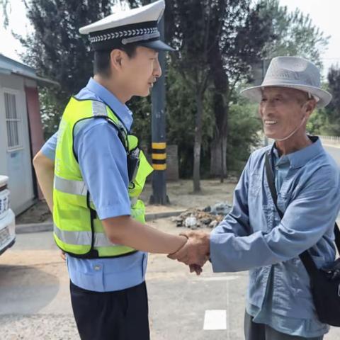 【铜川公安】“迷糊”老人误入高速路 高速交警暖心助归家