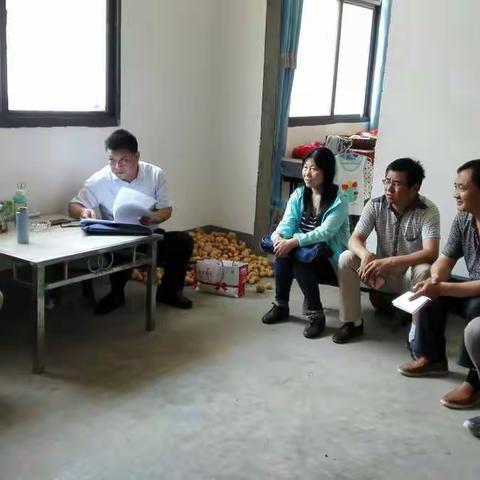 山阳县财政局党组书记,局长李正锋同志深入板岩镇曹家寺村.北沟寺村开展村级民居改造及国开行项目实施调研