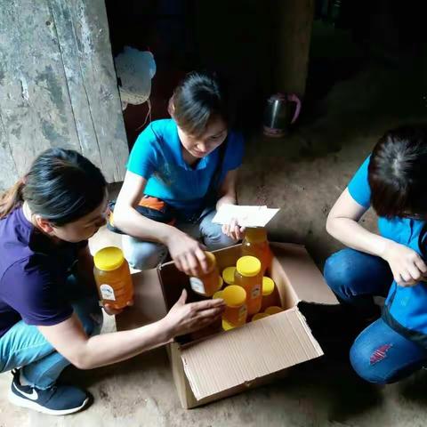 山阳县财政局北沟寺驻村工作队入户宣传精准扶贫政策