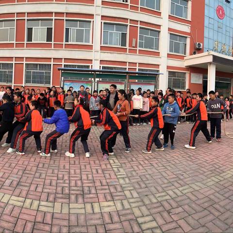 一根绳一条心 拔河比赛聚人心——张华镇中心小学举行拔河比赛