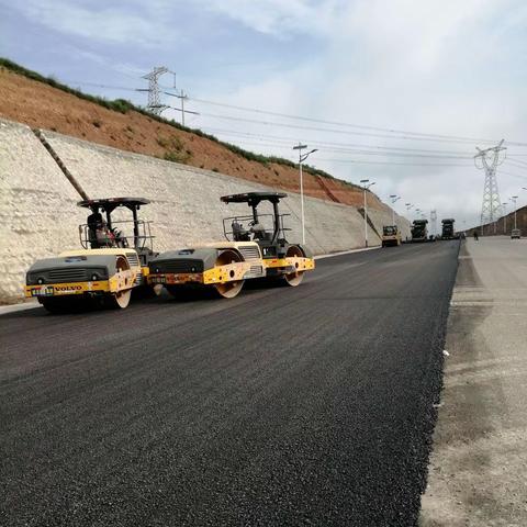 战雨季       抢工期                  潞城经济技术开发区东区物流道路顺利铺油