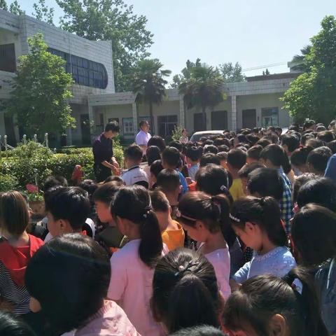 纸坊镇中心小学《珍爱生命，预防溺水》活动签字仪式。