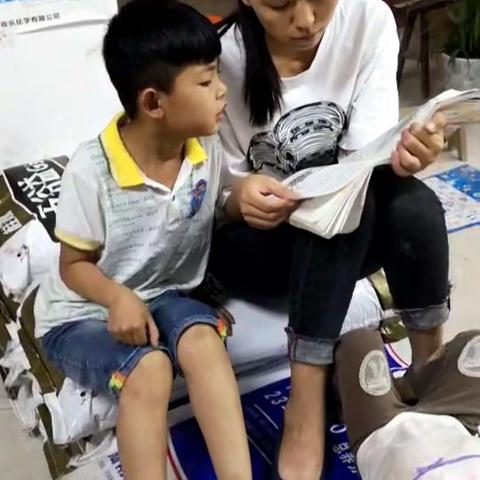 纸坊镇中心小学一（2）班家校合作，共同成长。