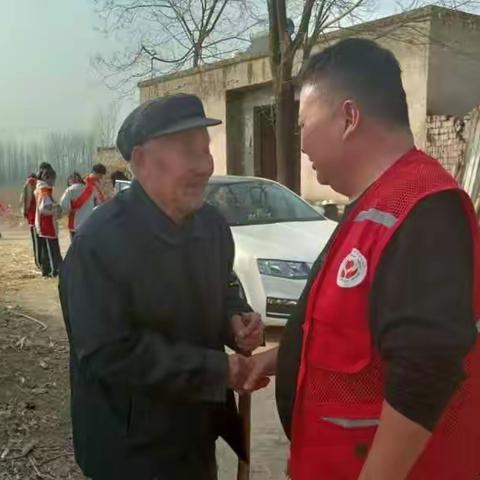 雷锋月传扬雷锋精神（敬安镇铭雷爱心公益协会不忘初心、牢记使命开展学雷锋活动）