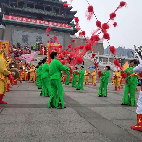 锣鼓喧天闹新春  唢呐高奏过大年