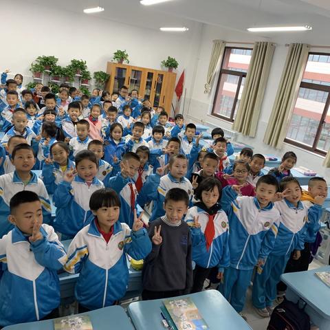 原来数学也可以这么美——环城小学二（8）班“小小数学家”数学小报创作比赛