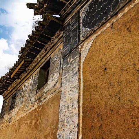 景东梁家大院金门雕窗画壁