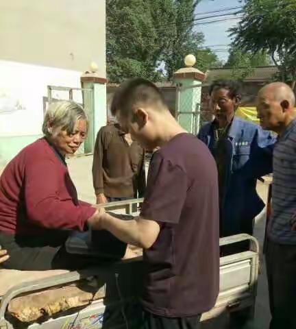 杜村乡劳保站在村干部的配合下井然有序开展指纹采集工作（副本）