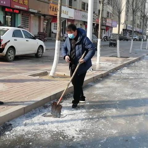 为保障居民学生安全出行清冰行动