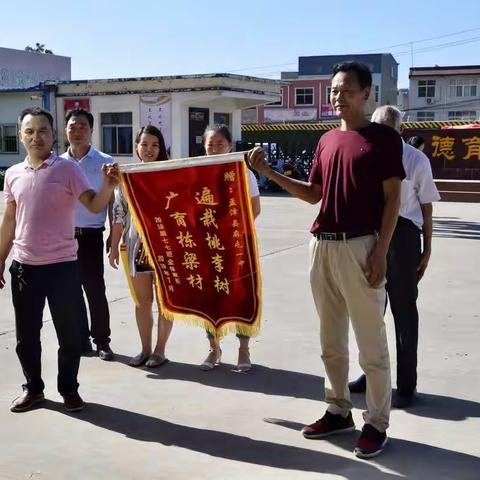 锦旗表心意，师恩记心间——麻屯一中学生家长向学校、老师敬献锦旗