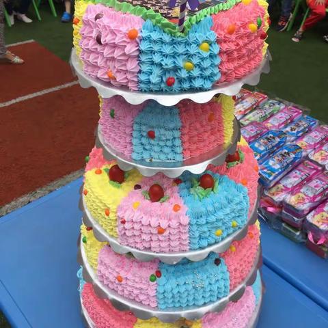 启航幼儿园在放假前夕，迎来了70几位小朋友的毕业会，和456月过生日小朋友们的集体生日会，开心噢！