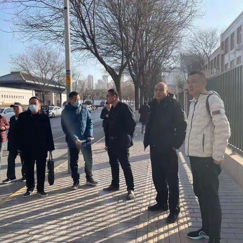 市城管局评估验收大雁塔街道背街小巷改造工作