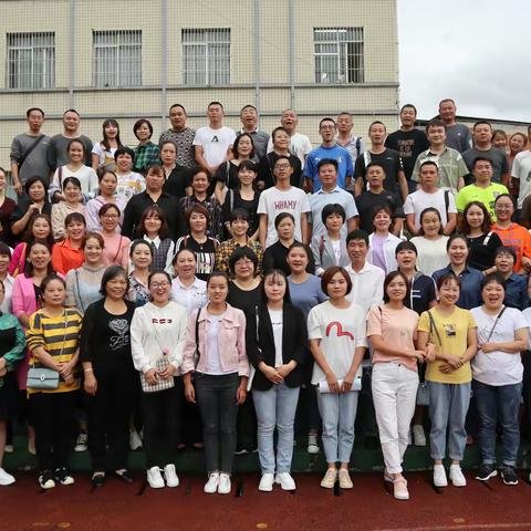 黑发积霜织日月  粉笔无言写春秋