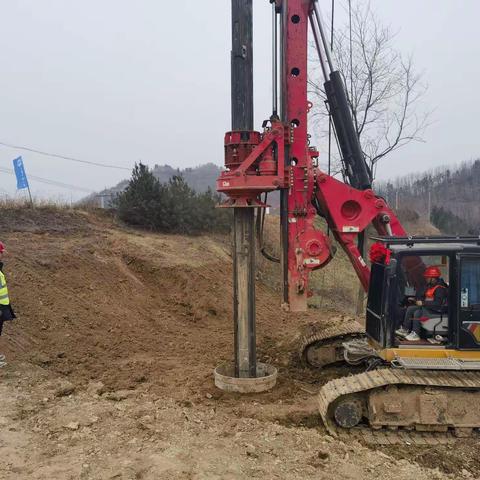 李家河总干渠复线工程黄土岭渡槽首桩顺利开钻