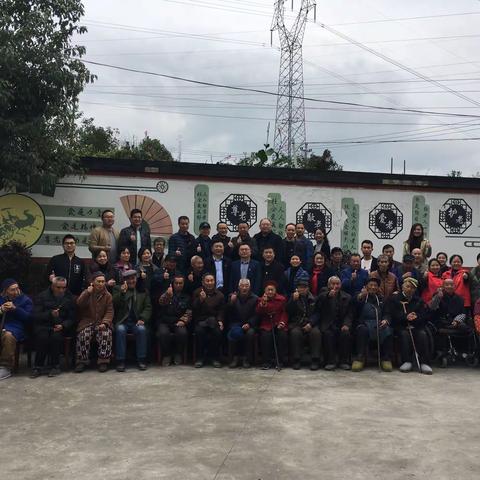 三峡电力集团发电公司职能党支部全体党员，为高梁镇中心敬老院老人献爱心，送温暖