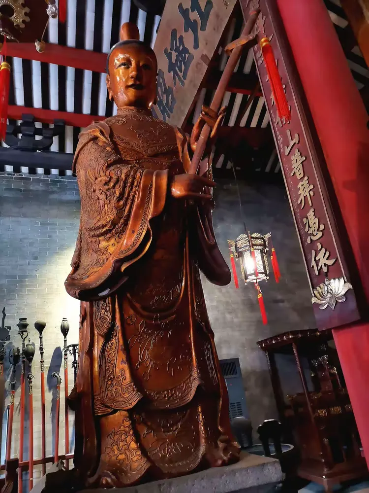 左右北帝前是二个姑姑右边是观音像左边是北帝原身供奉的"北帝"神像