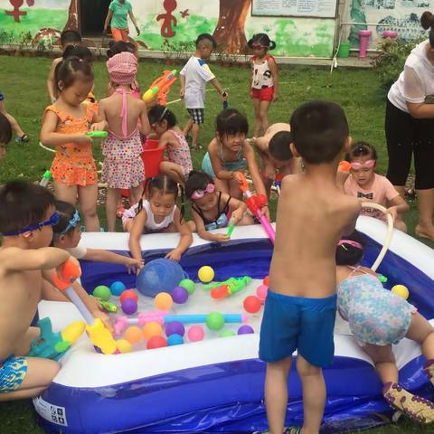 上林县直属机关幼儿园《清凉夏日——打水仗》