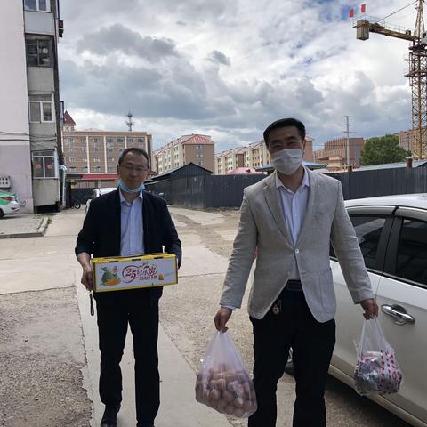 开展“疫情不忘困难群众 走访慰问送温暖”主题党日活动