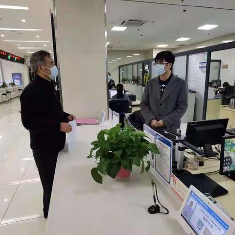邢新满看望慰问林业政务服务窗口工作人员