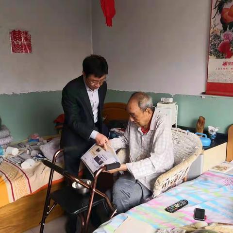 省局党委委员、副局长楚新民慰问新中国成立前参加革命工作的老干部、老党员