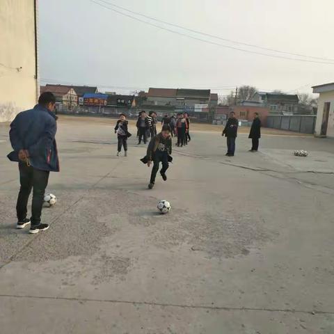 曹城办第四小学足球兴趣小组活动
