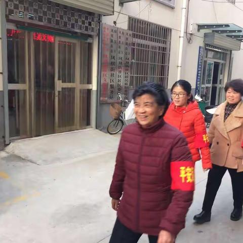 凤凰街社区党支部党员在小区内义务巡逻，发挥党员的先锋模范作用