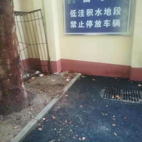 区直西社区：立行立改，针对督导问题清单，冒雨进行环境提升