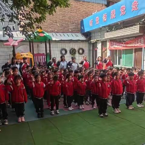 新的一周，从升旗仪式开始，在幼儿的心里种下一颗爱国的种子，小小仪式，大大情怀。♥♥