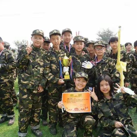 恰同学少年时，风华正茂，当用热血军训书写青春锋芒