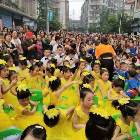 “六一”祝福到，甜甜幼儿园全体师生祝所有小朋友们节日快乐！