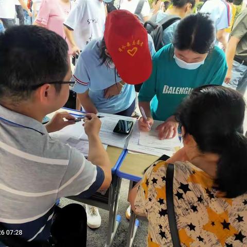 浠水实高的红色风景线---记开学迎新生志愿服务活动