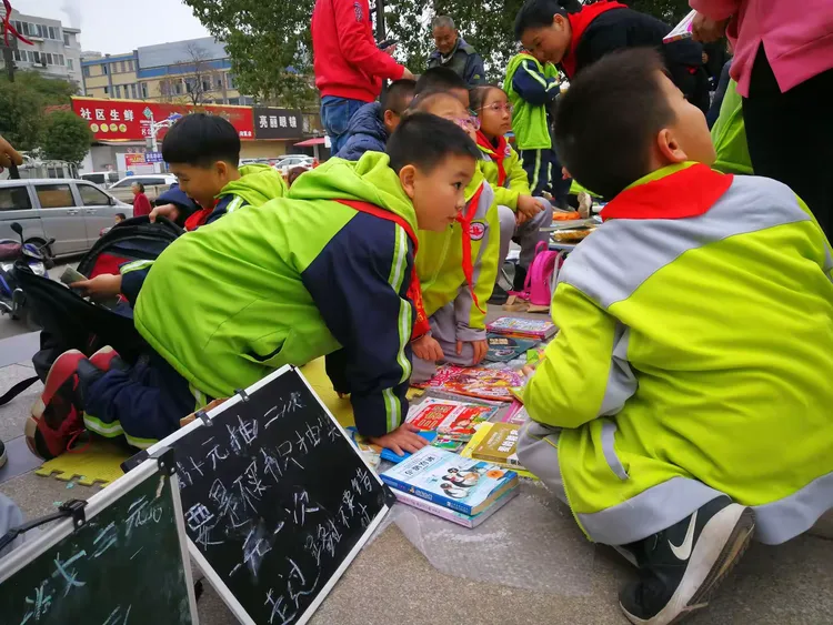 淘智慧之书 享阅读之乐——洞氮小学第九届跳蚤书市侧记