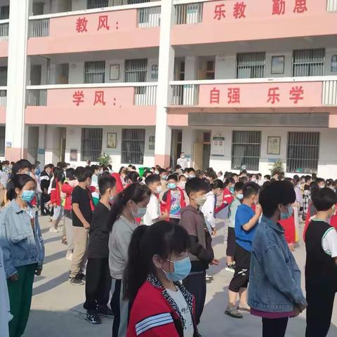 苗桥镇黄土楼小学升旗仪式一一做积极向上的阳光少年