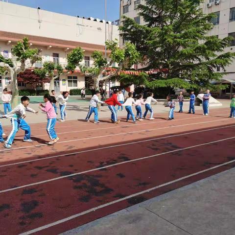 向阳成长 花自绽放——传统游戏新玩法            莱阳市和平小学心理健康月（二）