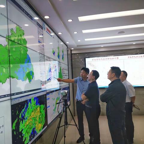 常务副市长夜访气象局检查防汛工作