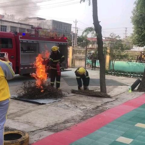 瓦店快乐童年幼儿园消防演习实践课