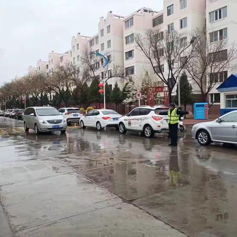 石油城保安大队不畏狂风骤雨，坚守岗位一线，保障居民安全出行