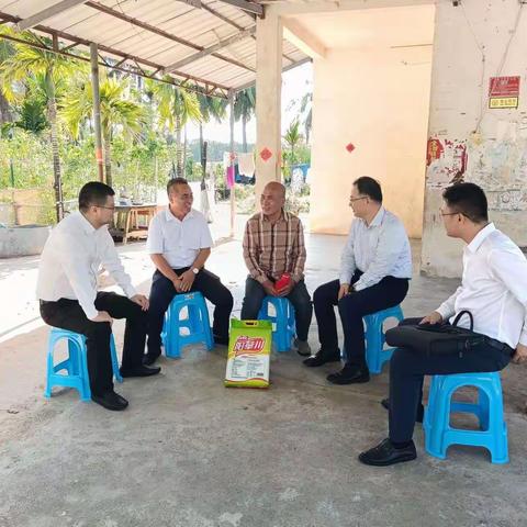 三亚市政府副市长魏子新携队到新联村开展节前走访慰问困难党员活动