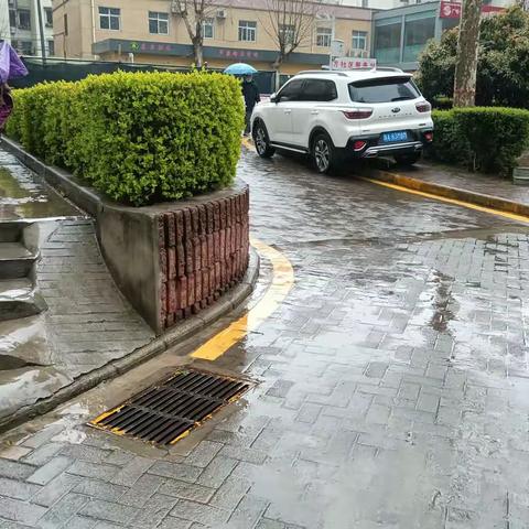 网格员雨中排查走在防汛第一线
