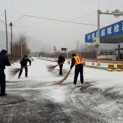 4号上午，为确保广大司乘人员的出行安全，粟城超限站副站长张千英同志带领班组以上成员进行了除雪活动。