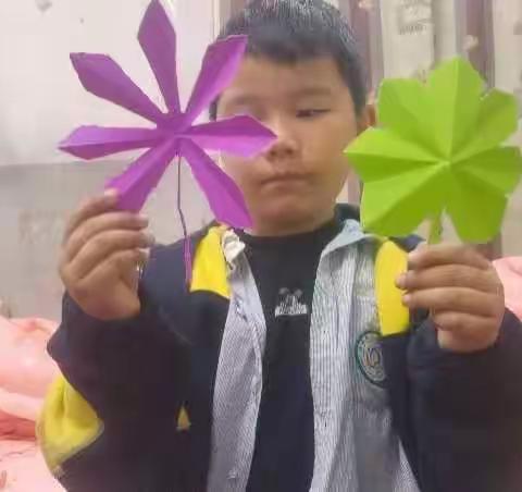 小剪刀，手中拿，我学奶奶剪窗花！