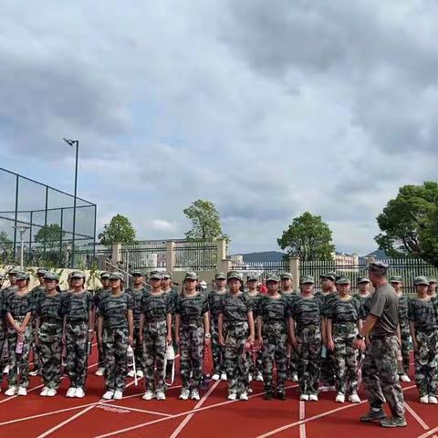 青春似火军歌嘹亮，少年意气百炼成钢!      ——城西中学701军训日记