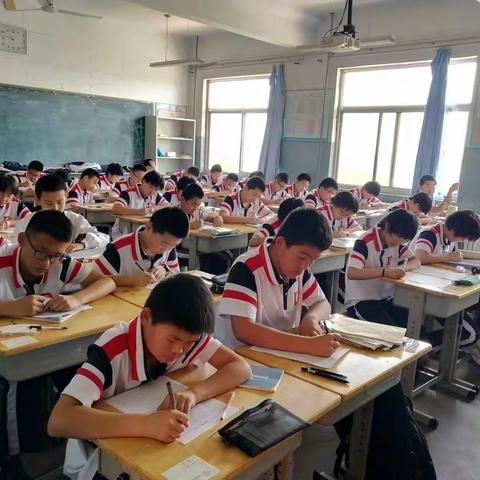 我校七年级级部组织“书信传音讯，鸿雁送温情” 心理健康周活动