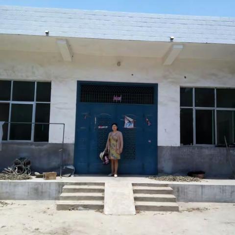 烈日炎炎似火烧， 扶贫路上犹麦焦。 一行四人去慰问， 合影留念把心交。