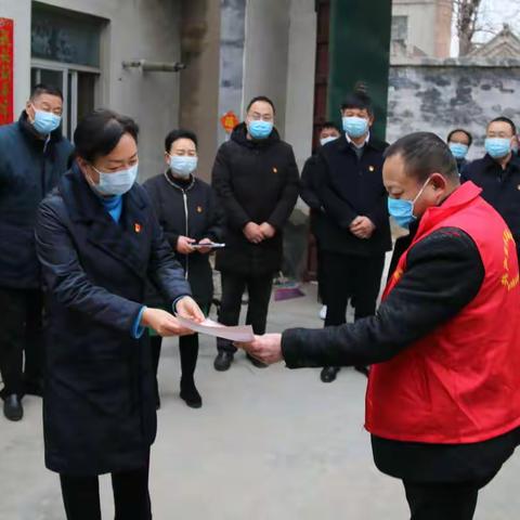 县领导慰问我院抗疫一线医护人员家属