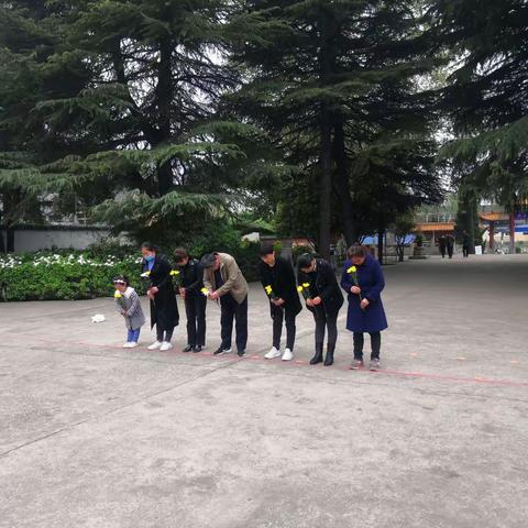 市烈士陵园组织开展“守护·2021清明祭英烈”代为祭扫烈士活动