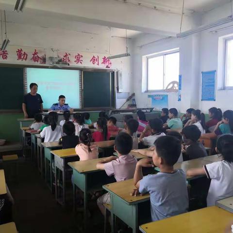 警校携手心相连 交通安全进校园，三治三零在行动——闫名小学开展交通安全知识和法制教育讲座