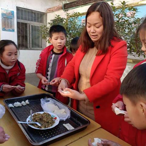 冬至包饺子，情意暖融融