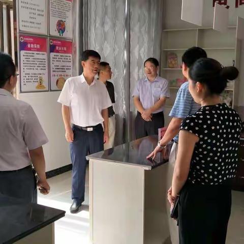 孙云飞在霍邱县周集镇双桥村调研脱贫攻坚工作